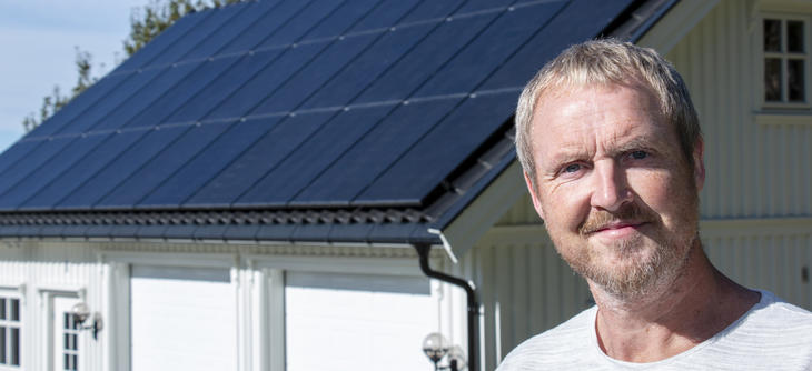Mann foran tak med solceller