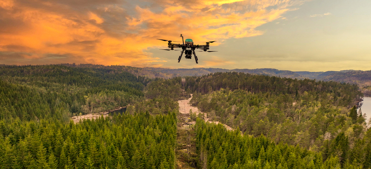 Lede sørger for at strømmen kommer fram til 210 000 kunder i Vestfold, Grenland, Svelvik og Hjartdal. Hvert år befarer vi strømledningene, for å opprettholde en trygg og sikker strømforsyning. I år erstattes helikoptrene med droner i hele linjenettet. 